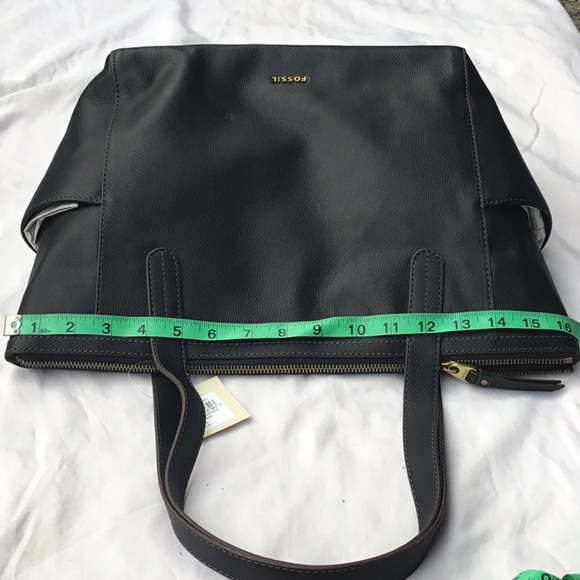 This FOSSIL bag is brand new